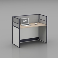 Bureau de travail modulaire moderne pour 4 personnes face à face avec cloison en maille et chemin de câbles intégré pour table de travail des employés