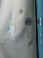 L'usine personnalise des tissus de rideaux à motif marguerite de haute précision, adaptés à la décoration intérieure.