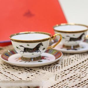 Juegos de 2 tazas personalizados, juegos de café de lujo nórdico de cerámica, juegos de sala de estar, tazas y platillos de té de porcelana con caballos de guerra - Product Image 1