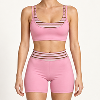 Ensemble de sport respirant 2-en-1 pour femme : soutien-gorge de sport superposé et short contrastant – Tenue de loisirs et de fitness