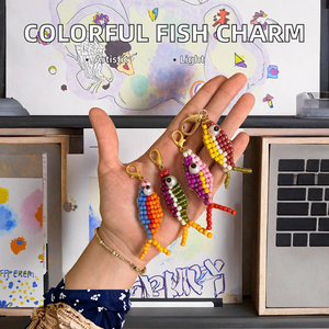 Porte-clés poisson coloré fait à la main perlé forme de poisson petit porte-clés acrylique avec sac en métal chaîne accessoires coque de téléphone pendentif - Product Image 2
