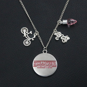Set di Gioielli Ispirati a Stranger Things, Portachiavi in Metallo, Anello Portachiavi Auto, Ciondolo per Borsa, Collana, Regalo Elegante e da Collezione - Product Image 4