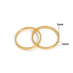 Anello a fascia semplice da donna, in oro 18K, sottile, classico, impilabile, da 2 mm, vestibilità comoda, misure dalla 4 alla 10 - Product Image 4