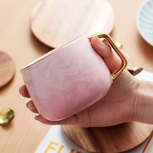 Yeni tasarım Nordic mermer desen gri pembe sütlü içecek su seramik kahve kupa çay bardağı altın kolu ile - Product Image 2