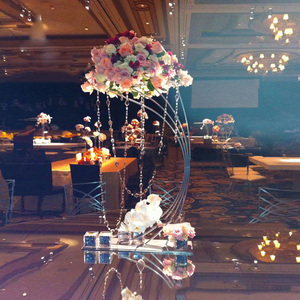 Alta qualità oro metallo fiore Stand geometrico mezza luna di cristallo zoccoli eleganti centrotavola per decorazioni di nozze - Product Image 6