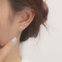 Anting-anting bunga berongga kristal mungil perak sterling 925 asli untuk wanita, anting tusuk CZ antialergi dengan penutup sekrup