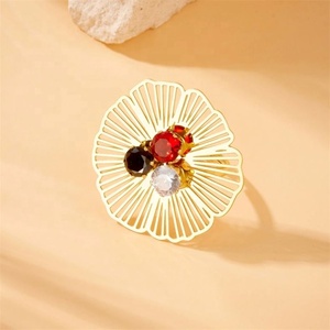 แหวนผู้หญิงสแตนเลสชุบทอง 18K ดีไซน์ดอกไม้ฉลุลายสีสันสดใส สไตล์โรแมนติก - Product Image 3