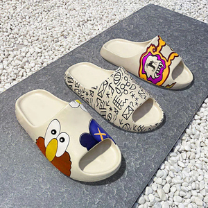 Nouvelles sandales unisexes avec LOGO imprimé personnalisé chaussures d'extérieur à logo sandales plates pour hommes sandales de plage en EVA pantoufles pour hommes - Product Image 3