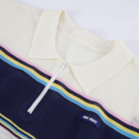 Top de punto personalizado para mujer con bajo MOQ, diseño jacquard a rayas, cuello polo, manga casquillo, media cremallera y calado