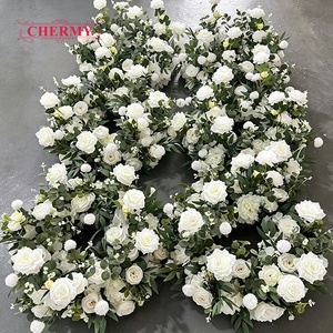 Guirlanda de flores artificiais de eucalipto e rosas de seda brancas e verdes de 60cm, fornecida diretamente da fábrica, para decoração de mesa em eventos. - Product Image 1
