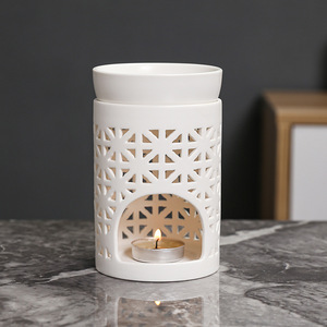 Support de bougie chauffe-plat en céramique blanche écologique fait main avec pot à bougie en porcelaine noire ajourée pour diffuseur d'huiles essentielles - Product Image 5