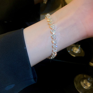 Bracciale Personalizzato di Lusso a Forma di Cuore con Diamanti, Elegante Gioiello da Indossare Quotidianamente per Donne - Product Image 3