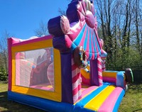 Château gonflable sur le thème des bonbons avec toboggan, couleur rose, bonbons, beignets, sucettes, maison de saut gonflable pour enfants