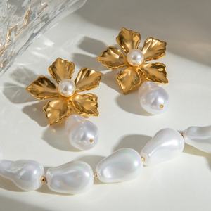 Pendientes de Flores de Acero Inoxidable Chapados en Oro de 18k de Europa y América, Pendientes de Perlas de Flores Modernos y Versátiles para Mujer - Product Image 4