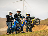 Nouveau Vélo de Course Électrique 2026 pour Enfants avec Roues de 12-16 Pouces, Style VTT FXB, Batterie Lithium 36V5Ah, Compétition Tout-Terrain