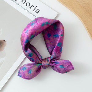 Foulard carré en satin vintage à motif peinture à l'huile, multi-usage : cache-cou, attache-cheveux, ruban pour sac à main, accessoire de luxe pour femme - Product Image 1