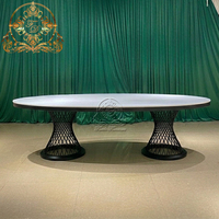 Ensemble table et chaises modernes en acier inoxydable et verre miroir pour mariages, événements hôteliers et repas