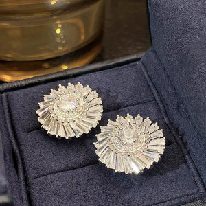Orecchini a Perno con Fiore a Fiocco di Neve per Donne, Eleganti Accessori per Orecchie da Indossare Quotidianamente - Product Image 3