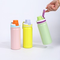 Bouteille de sport isotherme portable en acier inoxydable à double paroi avec couvercle à bec verseur