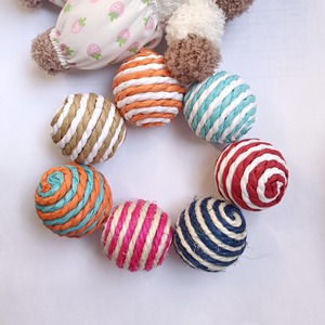Jouet pour chat en forme de boule de sisal, jouet à mâcher sphérique durable bicolore pour chats, fournitures pour animaux de compagnie, petite taille - Product Image 2