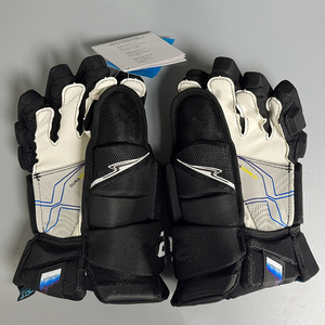 Gants de hockey sur glace en maille rouge, noir et blanc avec fermeture auto-agrippante, matériaux composites durables et légers, équipement de protection pour adultes - Product Image 5