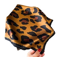 Mode Carré Bandeau Wraps Bandana Luxe Léopard Carré Soie Sentiment Écharpe pour les Femmes