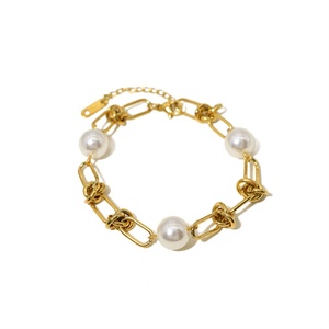 สร้อยข้อมือสแตนเลสวินเทจแบบโซ่ทองประดับมุกสำหรับผู้หญิง - Product Image 1