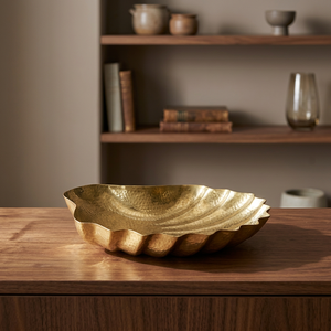 Plato Decorativo Hecho a Mano con Diseño de Concha Dorada, Forma Irregular, Metal Pulido, Platos y Vajilla de Diseño Moderno - Product Image 2