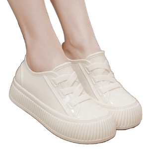 Botas de lluvia impermeables para mujer, suela gruesa, zapatos de goma de caña baja para exteriores, cocina, lavado de autos - Product Image 5