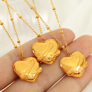 Collar con Colgante de Corazón Abrazado en 3D con Tema de Amor Romántico, Chapado en Oro, Acero Inoxidable, Resistente al Agua, Joyería Femenina - Product Image 1