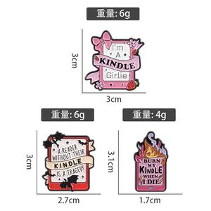 Divertido y Adorable Pin de Esmalte <span class=keywords><strong>con</strong></span> Diseño de Dibujos Animados para Amantes de los Libros, Pin Metálico Rosa para Lector de Libros Electrónicos, Insignia para Mochilas - Product Image 5