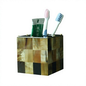 Distributeur de savon en corne de buffle artisanal, ensemble de trois pièces, corne naturelle, support et organisateur modernes pour salle de bain, décoration de coiffeuse - Product Image 1