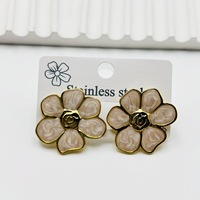 Boucles d'oreilles clous en acier inoxydable motif fleur à six pétales, style émail floral, pour femme, haut de gamme, tendance, polyvalentes, exquises, pour soirée, style international