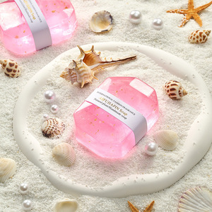 Sapone Artigianale Trasparente con Olio di Cocco, Fragranza e Decorazioni in Foglia d'Oro e Forma di Diamante - Regalo per Adulti - Product Image 2