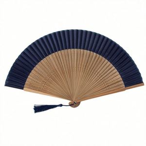 Abanico de Mano de Bambú Clásico Personalizado, Ecológico, con Nombre de los Novios Grabado, Diseño Floral Tradicional, Bolsa de Regalo para Bodas - Product Image 2