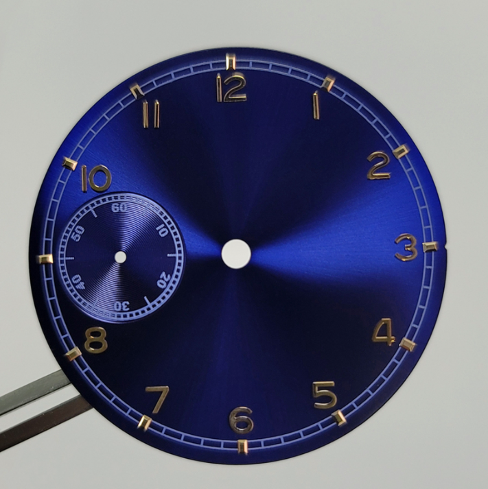 Cadran bleu, inscription rose.