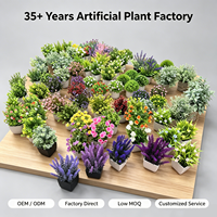 Petit arbre bonsaï artificiel de fabrication artisanale, fleurs en plastique colorées, plante en pot pour la décoration de bureau, d'hôtel ou d'intérieur.