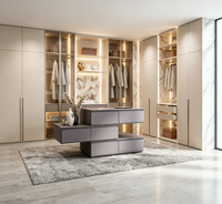Dressing Moderne de Luxe, Armoire Personnalisée avec Îlot de Rangement Flottant, Éclairage LED et Panneau en Marbre
