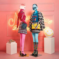 Mannequin féminin de luxe grandeur nature recouvert de velours, forme de robe pour femme, support de mannequin assis/debout avec bras dorés ou argentés pour l'affichage de vêtements