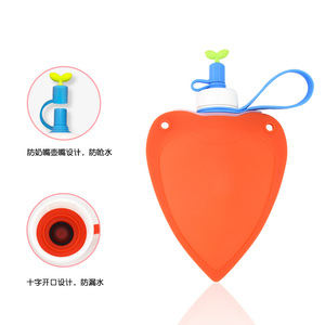 Botella de agua plegable de silicona con forma de corazón, portátil para niños, color verde - Product Image 5