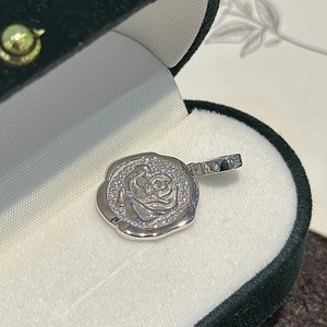 Pendentif Rose Wenchi en Argent Pur S925, Design Floral Français Simple et Tendance, Breloques Vintage Antique à Motif Numérique de Niche - Product Image 4