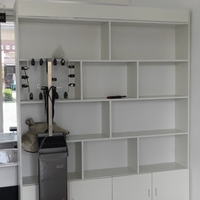 Meuble de présentation élégant et stable en bois pour salon de beauté, design raffiné et robuste