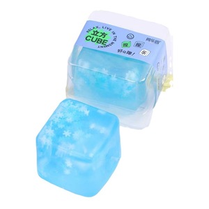 Jouet sensoriel anti-stress flocon de neige en TPR transparent de 4,0 cm, jouet à presser en forme de cube d'eau à remontée lente pour soulager l'anxiété - Product Image 6