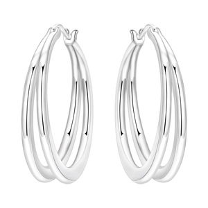 Les boucles d'oreilles simples à double anneau sont un choix idéal pour les accessoires des filles, et également une excellente option pour un cadeau d'anniversaire ou de fête. - Product Image 1