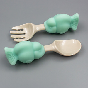 Juego de cuchara y tenedor de silicona con forma de manzana, sin BPA, para bebés de 0 a 12 meses - Product Image 4