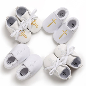 Venta al por mayor blanco Iglesia suave Cruz bautismo accesorios bebé caminar recién nacido Niño niña cuna zapatos - Product Image 2
