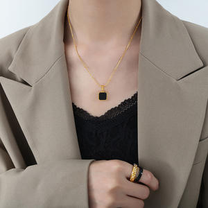 Collar con colgante de acrílico negro cuadrado de estilo minimalista de acero inoxidable chapado en oro de 18 quilates para regalo de mujer - Product Image 4