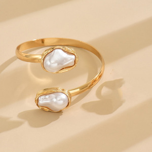 Ensemble de <span class=keywords><strong>bijoux</strong></span> de <span class=keywords><strong>luxe</strong></span> plaqué or pour femmes, comprenant un bracelet ouvert et une bague à chaîne serpent avec perles baroques, vente en gros - Product Image 5