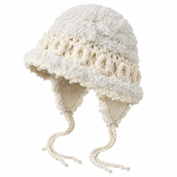 Bonnet d'hiver chaud en tricot torsadé pour femme avec cache-oreilles en peluche douce, décoré de perles et de pompons tressés, idéal pour le ski en extérieur