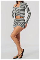 Ensemble de sport côtelé rayé pour femme avec veste zippée à col montant, soutien-gorge intégré et short à revers